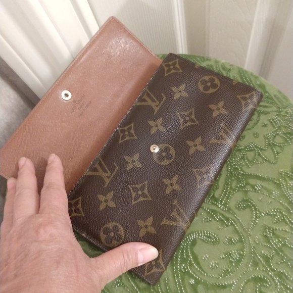 Louis Vuitton Monogram International Wallet - Picture 8 of 14